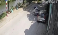 Hà Nội: Mở cửa ô tô bất cẩn khiến 2 người đi xe máy thương vong