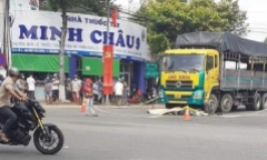 Tin tức tai nạn giao thông mới ngày 23/2:  Va chạm với xe tải, nam sinh viên tử vong