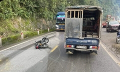 Xe máy không biển số va chạm xe con trên quốc lộ 6, 2 thanh niên thương vong