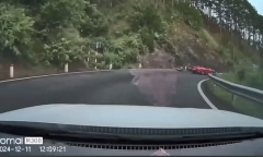 Clip: Xe BMW lái xe lấn làn, vượt ẩu đâm vào 2 người đi xe máy ở Đà Lạt 