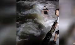 Clip: Lở đất đổ xuống nhà dân trong đêm, 4 người tử vong thương tâm ở Ấn Độ