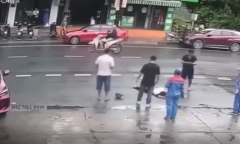 Đi bộ dưới lòng đường, người phụ nữ ở Hà Giang bị máy xúc cán trúng