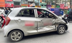 Truy tìm tài xế xe Mercedes tông 2 xe khác trên phố ở Hà Nội rồi bỏ chạy