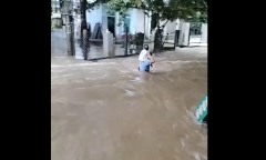 Clip: Rớt nước mắt hình ảnh người đàn ông để con ngồi lên vai, đi giữa dòng lũ xiết cao đến gần ngực