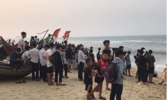 Tìm thi thể nam sinh bị sóng cuốn khi tắm biển tại Quảng Trị