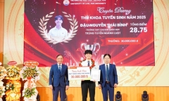 Thủ khoa trích 10 triệu đồng học bổng tặng bạn bè tân sinh viên có hoàn cảnh khó khăn