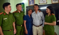 Xúc động: Sau 57 năm xa cách, cha và con gái đoàn tụ đúng vào ngày 30/4