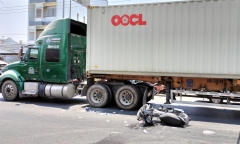 Tin tức tai nạn giao thông mới nhất ngày 12/4:  Va chạm với xe container, người phụ nữ bị thương 