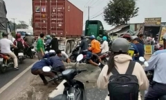 Tin tức tai nạn giao thông mới nhất ngày 6/4: Xe container tông xe máy, 3 người trọng thương