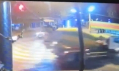 Clip: Kinh hoàng xe bồn mất kiểm soát lao thẳng vào cửa hàng, người dân hốt hoảng bỏ chạy