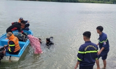 Phát hiện thi thể nam thanh niên dưới sông, đôi dép và điện thoại bị bỏ lại trên cầu