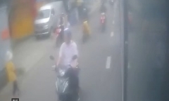 Clip: Camera ghi lại cảnh người đàn ông ngã trúng xe buýt sau va chạm, tử vong thương tâm
