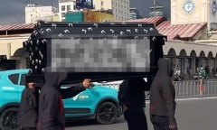 Xác minh clip nhóm người khiêng