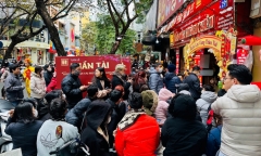 Người dân nô nức đi mua vàng dù giá cao chót vót, có khách 