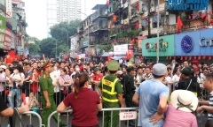 Xúc động hình ảnh người dân lưu luyến chào tạm biệt các chiến sĩ sau nhiệm vụ A80