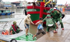 Thủ tướng  Phạm Minh Chính: Phải bằng mọi cách tiếp cận những nơi bị chia cắt do bão lũ, thiên tai