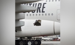 Máy bay Airbus bay 14 tiếng với một lỗ thủng bên hông