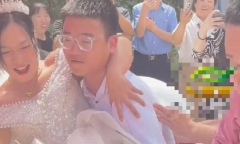 Xúc động cảnh con trai 14 tuổi bế mẹ về nhà chồng mới trong ngày tái hôn