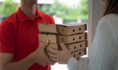 Shipper giao hàng rồi vào nhà xin cốc nước, hành động tiếp theo khiến cô gái bàng hoàng