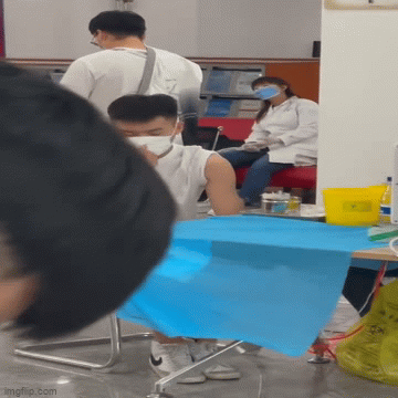 Anh chàng đẹp trai sợ tiêm, kéo khẩu trang che kín mắt, hành động sau đó còn gây cười hơn