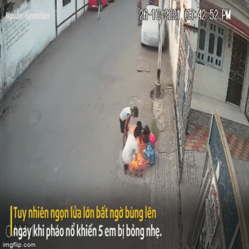 Video: Nhóm trẻ đốt pháo ngay trên nắp cống rò rỉ khí ga, cảnh tượng sau đó khiến ai cũng hoảng hồn
