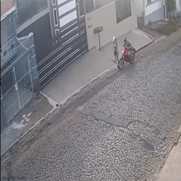 Video: Sàm sỡ cô gái, nam thanh niên nhận cái kết không thể đau hơn
