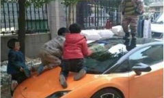 Con nhảy lên xe sang gây thiệt hại hơn 1 tỷ, thái độ của cha mẹ gây bức xúc tột độ