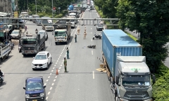 Ngã ra đường sau va chạm với xe máy, người đàn ông bị container cán tử vong