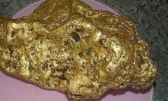 Nhặt được cục vàng nguyên khối hơn 4kg, chàng trai suýt vứt vì tưởng cục đá