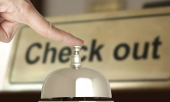 Vì sao khách sạn thường cho khách nhận phòng lúc 14h và trả phòng lúc 12h?