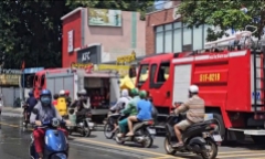 TP.HCM: Hai người may mắn thoát nạn khỏi ngôi nhà bốc cháy 