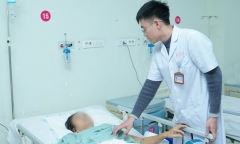Người phụ nữ bị đa chấn thương gãy nhiều xương sườn khi trượt ngã từ tầng 3