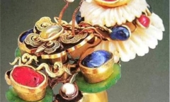 Nổ mìn khai thác đá, mộ cổ bất ngờ nổ tung, kho báu bay tung tóe