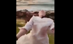 Clip: Liều lĩnh đu người khỏi tàu để sống ảo, cô gái nhận cái kết đắng