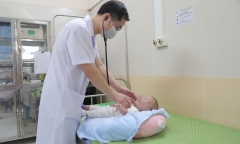 Bé trai 5 tháng bị bỏ rơi trong túi vải dù trước cổng chùa, bị gãy xương vai