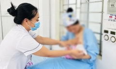 Sản phụ đẻ rơi trên đường tới viện,  thai nhi bị kẹt đầu trong cơ thể mẹ