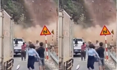 Clip: Người dân đứng quay video, đất đá trên núi bất ngờ sạt lở kinh hoàng, vùi lấp đường ở Sơn La