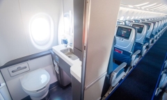 Mở cửa toilet máy bay thế nào đúng cách