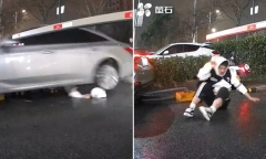 Clip: Kinh hoàng người đàn ông bị ô tô cán qua sau va chạm giao thông tại Trung Quốc