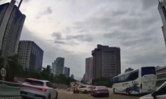 Clip: Tài xế ô tô tông văng cảnh sát giao thông vào lan can cầu