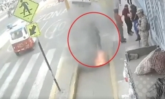 Clip: Khoảnh khắc kinh hoàng người phụ nữ bị hố ga 