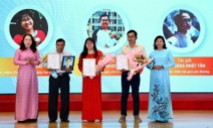 Nghẹn ngào cảnh cha ôm di ảnh con trai nhận giải thưởng viết về người thầy nhân ngày 20/11