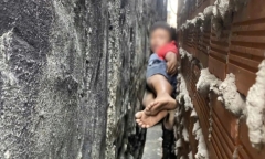 Giải cứu bé trai 9 tuổi leo lên mái nhà bắt mèo, trượt chân kẹt giữa 2 bức tường