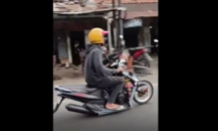 Clip: Thanh niên liều lĩnh điều khiển xe máy một bánh lao vun vút giữa phố đông