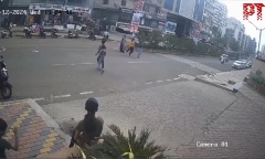 Đang đi bộ qua đường, người phụ nữ bất ngờ bị ô tô tông văng lên không trung