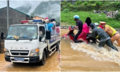 Mưa lũ ở Hà Giang, CSGT dùng xe chuyên dụng đưa du khách qua điểm ngập 