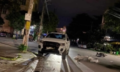 Ô tô bán tải va chạm với xe máy trong đêm, 3 người thương vong
