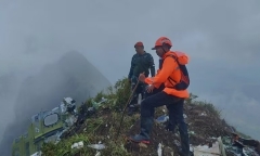 Indonesia tìm thấy xác máy bay chở 11 người 