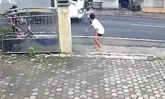 Clip: Gọi mẹ rồi vội vàng băng qua đường, bé trai 6 tuổi bị xe tải tông trúng