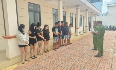 Bắt quả tang 4 nữ tiếp viên cùng khách